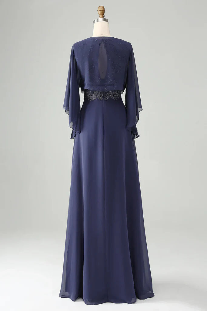 Vestido azul marino empolvado para la madre de la novia con mangas capa de gasa y cintura de pedrería – Elegante vestido de noche formal