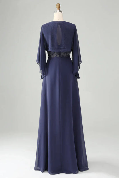 Vestido azul marino empolvado para la madre de la novia con mangas capa de gasa y cintura de pedrería – Elegante vestido de noche formal