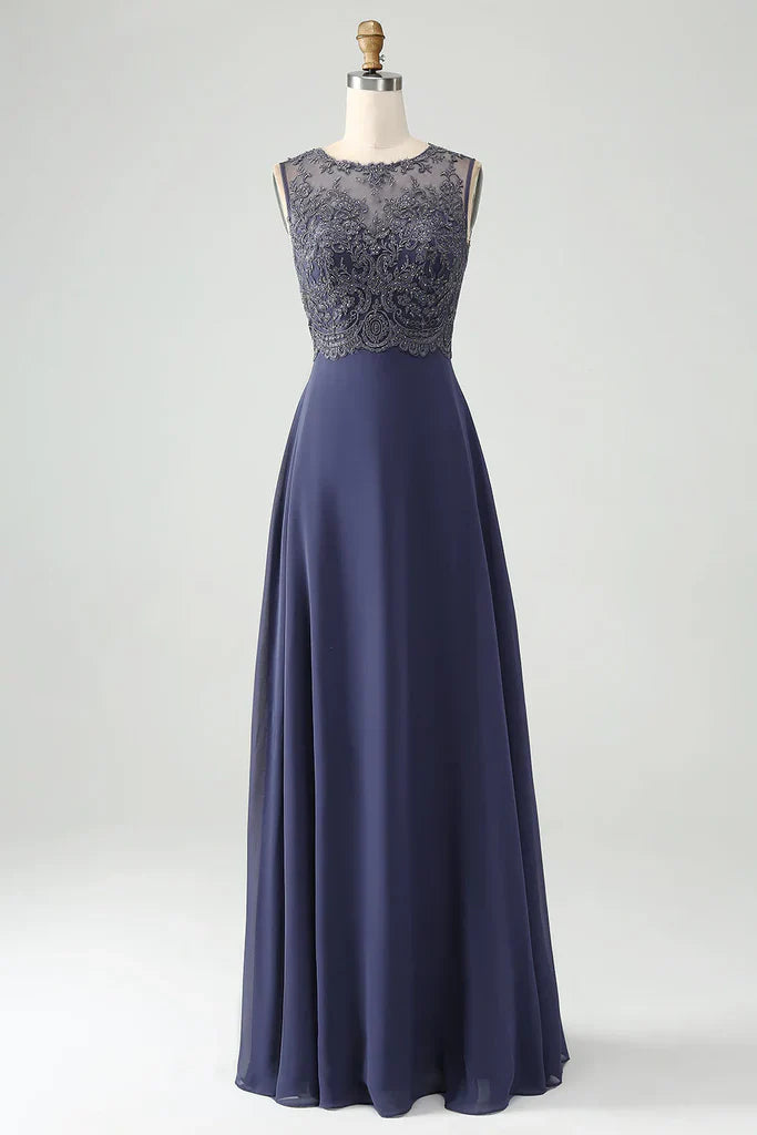 Vestido azul marino empolvado para la madre de la novia con mangas capa de gasa y cintura de pedrería – Elegante vestido de noche formal