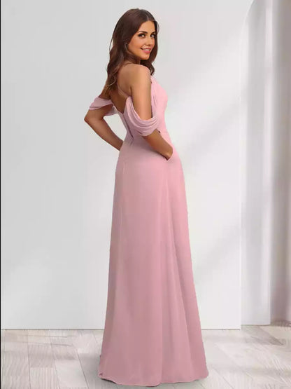 Unos encantadores vestidos de dama de honor plisados, sin mangas y con espalda descubierta, de corte en A/estilo princesa