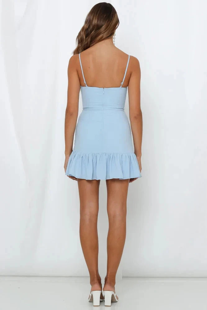 A light blue camisole dress with a heart-shaped neckline and side pleats paired with a ruffle skirt, suitable for dates, vacations, and other occasions, by YiHuiw