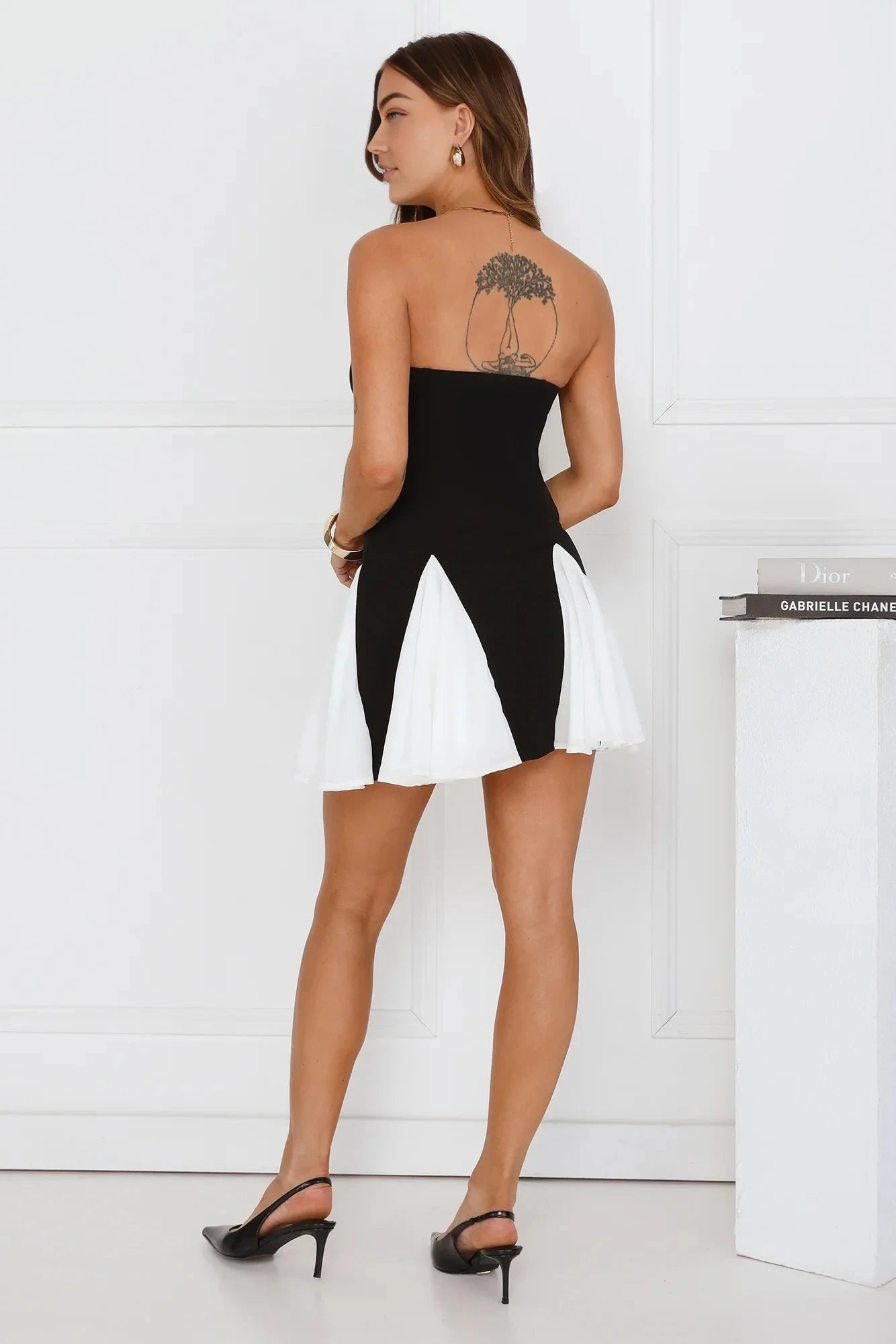 Black and white contrasting strapless dress with a tight black upper design, suitable for parties, dinners, and other occasions by YiHuiw