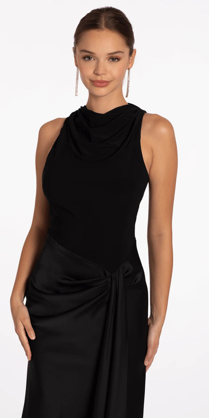Vestido de noche negro con escote drapeado, detalle torcido de satén y falda de sirena hasta el suelo