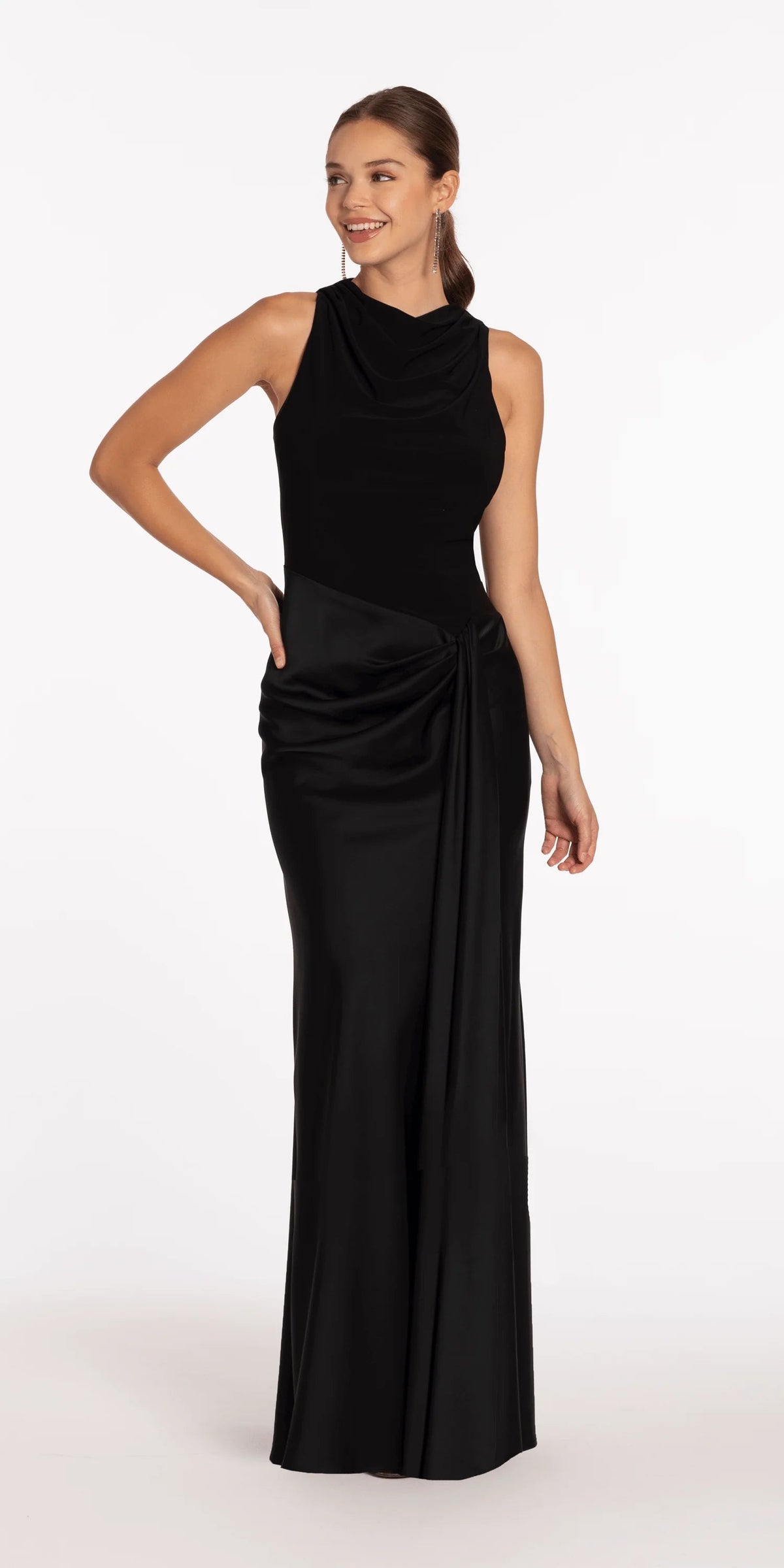 Vestido de noche negro con escote drapeado, detalle torcido de satén y falda de sirena hasta el suelo