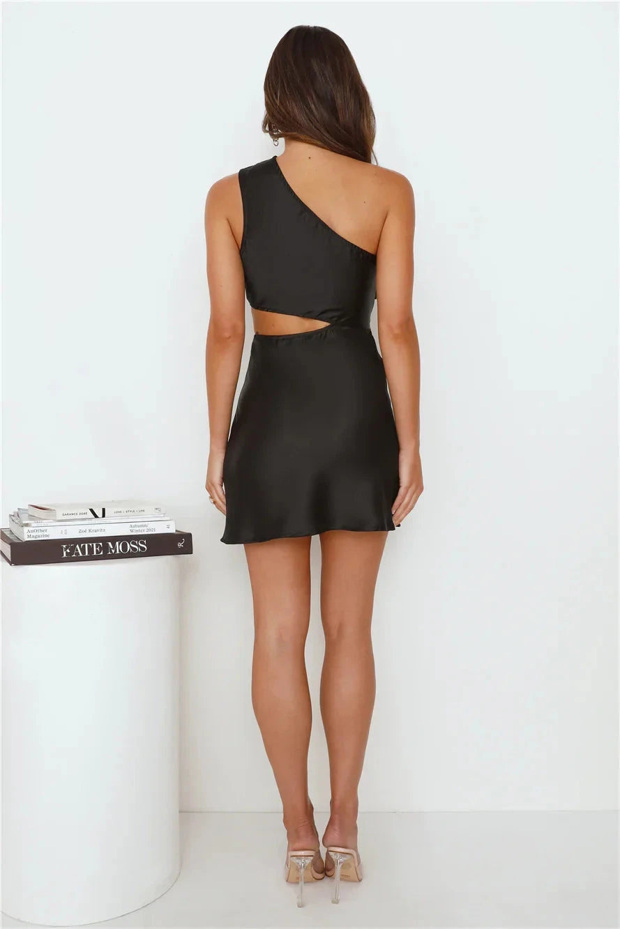 Black one shoulder dress, single-sided off shoulder, waist hollow out suitable for parties, dates and other occasions by YiHuiw