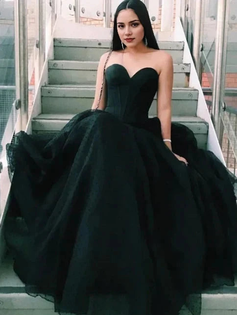 Black strapless long dress with a strapless design that exposes the lower body. The large skirt is suitable for dinners, red carpets, etc by YiHuiw