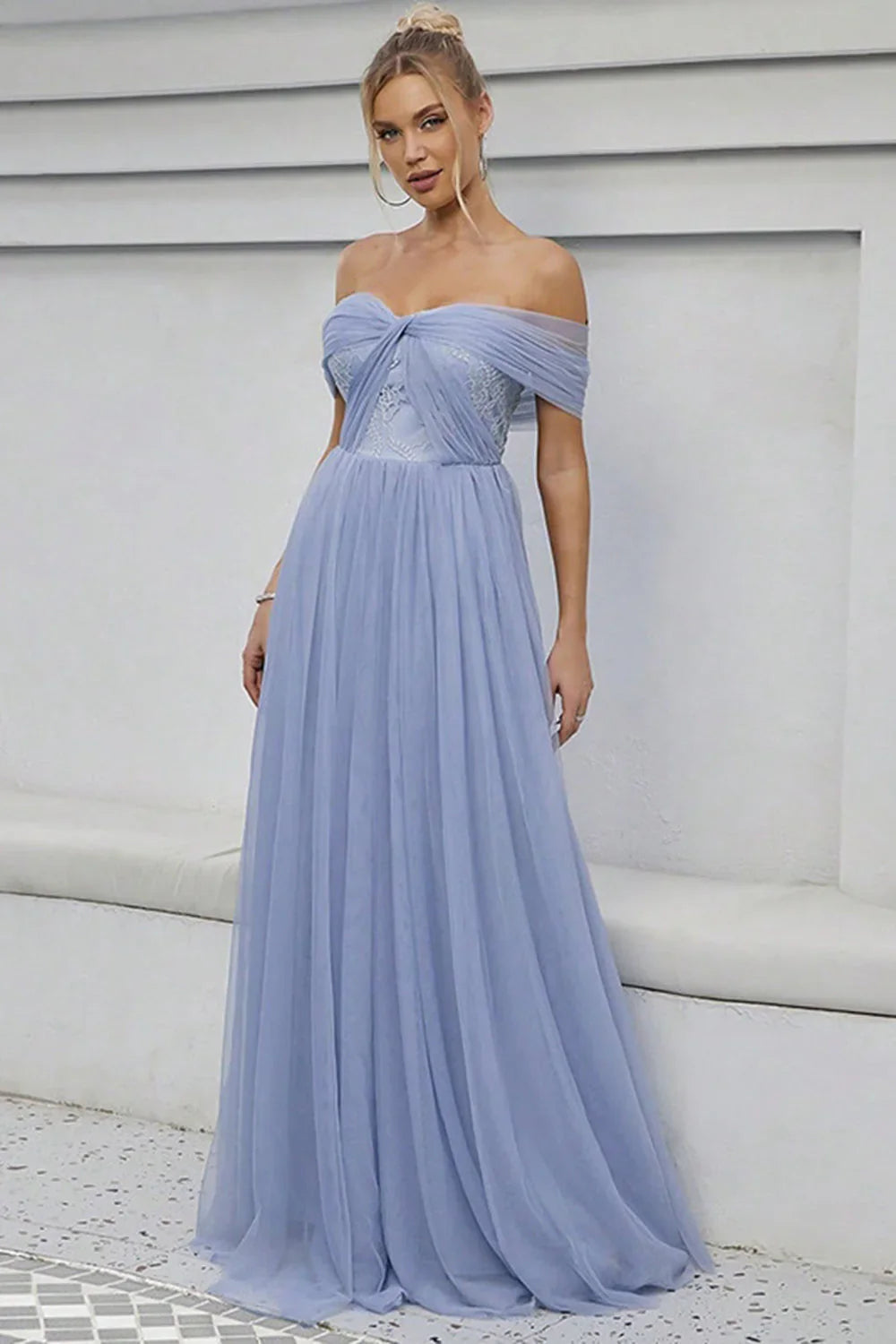 Vestido de noche azul empolvado de corte en A, con hombros descubiertos, manga corta, espalda abierta y largo hasta el suelo
