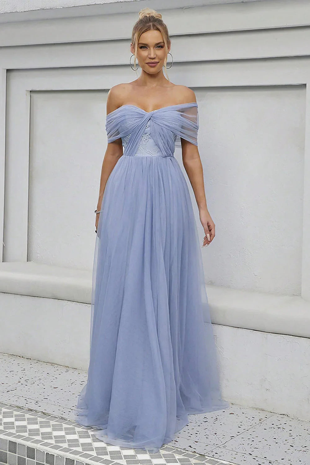 Vestido de noche azul empolvado de corte en A, con hombros descubiertos, manga corta, espalda abierta y largo hasta el suelo