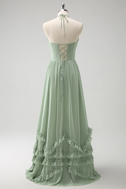 Vestido de noche bohemio de gasa verde salvia con cuello halter, ribete de volantes y espalda con cordones