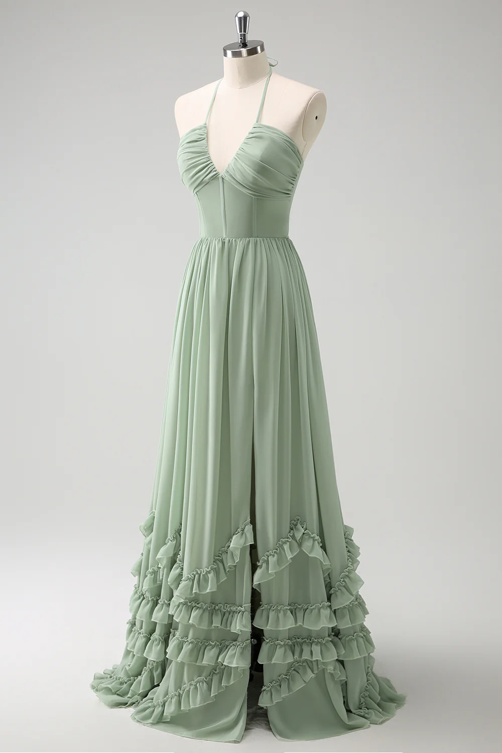 Vestido de noche bohemio de gasa verde salvia con cuello halter, ribete de volantes y espalda con cordones