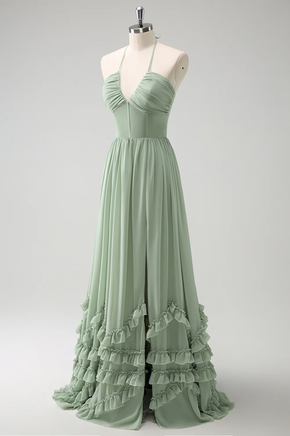 Vestido de noche bohemio de gasa verde salvia con cuello halter, ribete de volantes y espalda con cordones