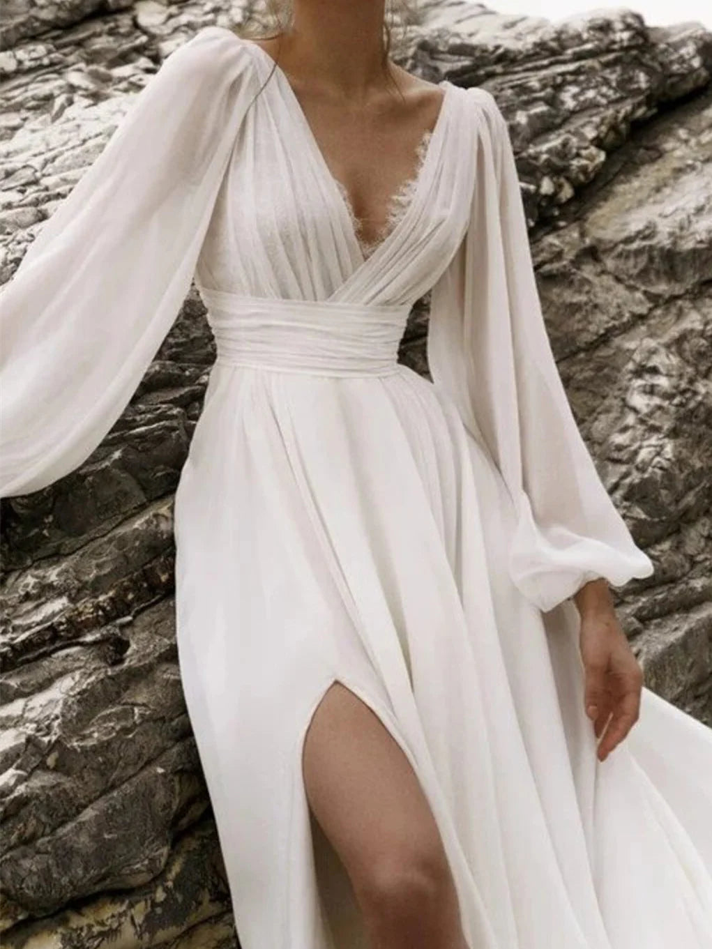Vestido de novia bohemio marfil de corte en A, largo hasta el suelo, con escote en V, mangas obispo de gasa, ribete de encaje y cola de barrido