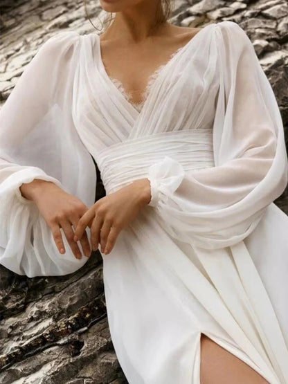 Vestido de novia bohemio marfil de corte en A, largo hasta el suelo, con escote en V, mangas obispo de gasa, ribete de encaje y cola de barrido