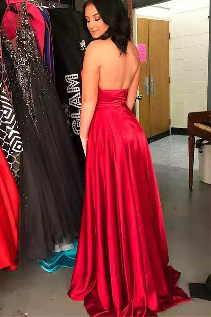 Vestido rojo intenso de satén en línea A con cuello halter y corpiño con aberturas
