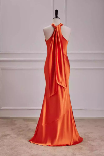 Atrevido vestido de satén color mandarina con cuello halter, corte sirena y espalda drapeada