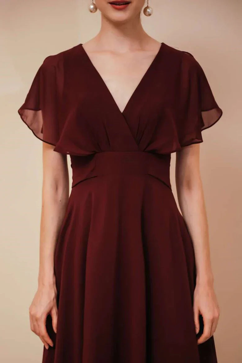 Vestido de dama de honor de gasa burdeos con mangas de volantes y cuello en V