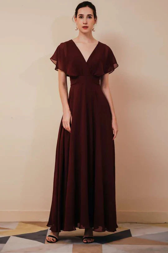Vestido de dama de honor de gasa burdeos con mangas de volantes y cuello en V