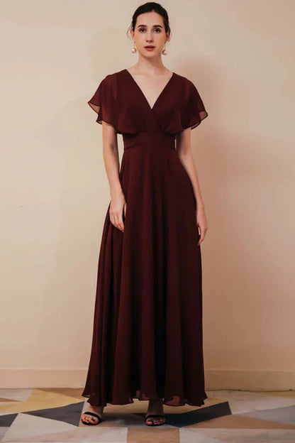 Vestido de dama de honor de gasa burdeos con mangas de volantes y cuello en V