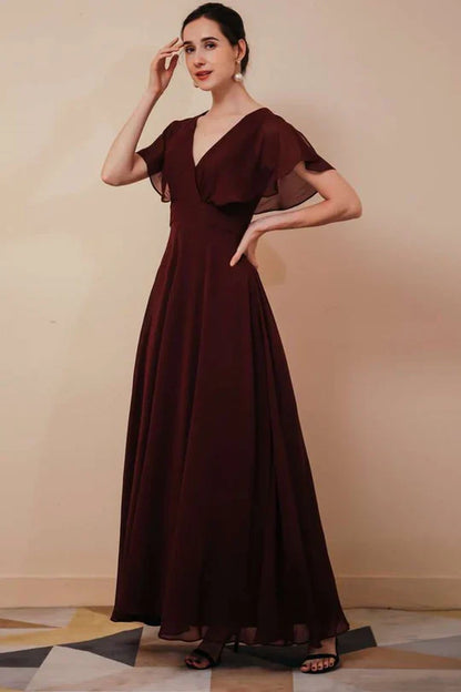 Vestido de dama de honor de gasa burdeos con mangas de volantes y cuello en V