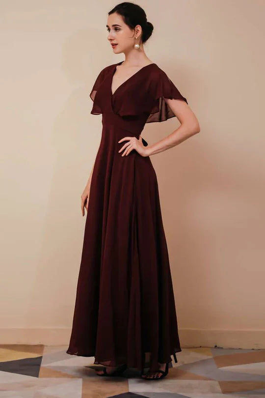 Vestido de dama de honor de gasa burdeos con mangas de volantes y cuello en V