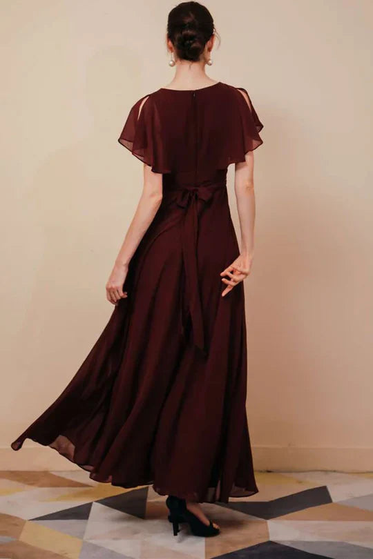 Vestido de dama de honor de gasa burdeos con mangas de volantes y cuello en V