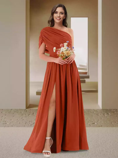 Encantadores vestidos de dama de honor de satén plisado con corte en A/estilo princesa, un solo hombro y abertura lateral