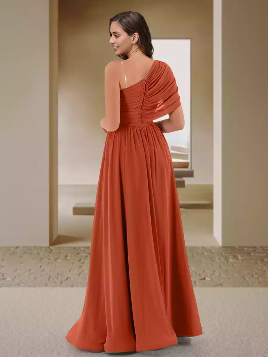 Encantadores vestidos de dama de honor de satén plisado con corte en A/estilo princesa, un solo hombro y abertura lateral