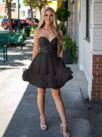 Encantadores vestidos de graduación de corte en A, cortos y de gasa, con escote corazón, borde de volantes florales y espalda con cordones