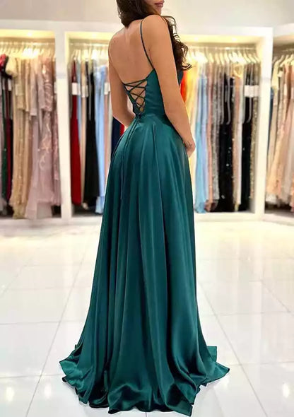 Encantadores vestidos de graduación de corte en A, con escote cuadrado, tirantes finos y abertura con cola de satén