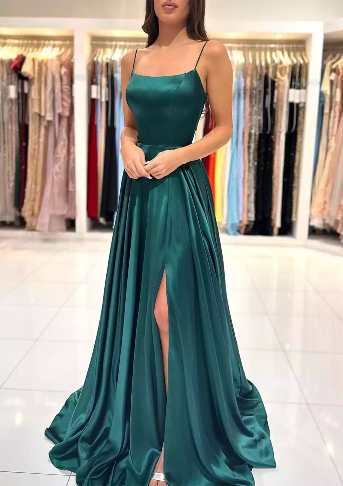 Encantadores vestidos de graduación de corte en A, con escote cuadrado, tirantes finos y abertura con cola de satén