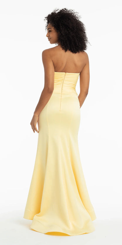 Encantador vestido de noche con escote palabra de honor, lazos de pedrería y silueta de sirena