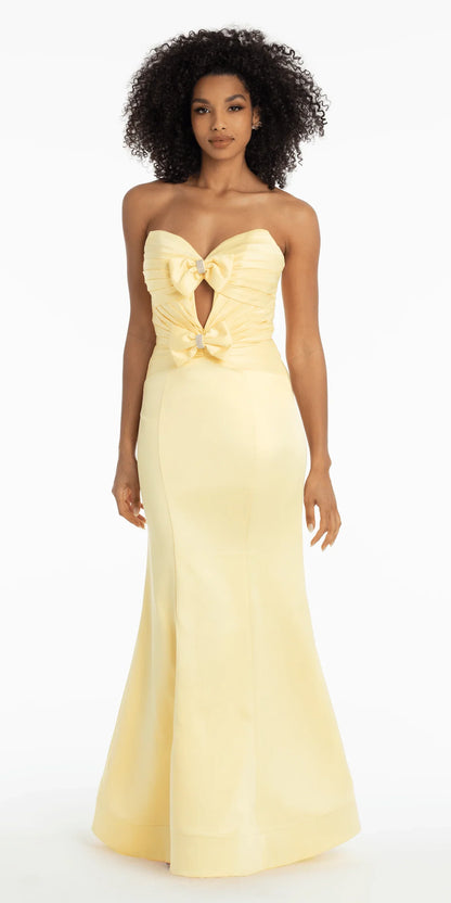 Encantador vestido de noche con escote palabra de honor, lazos de pedrería y silueta de sirena