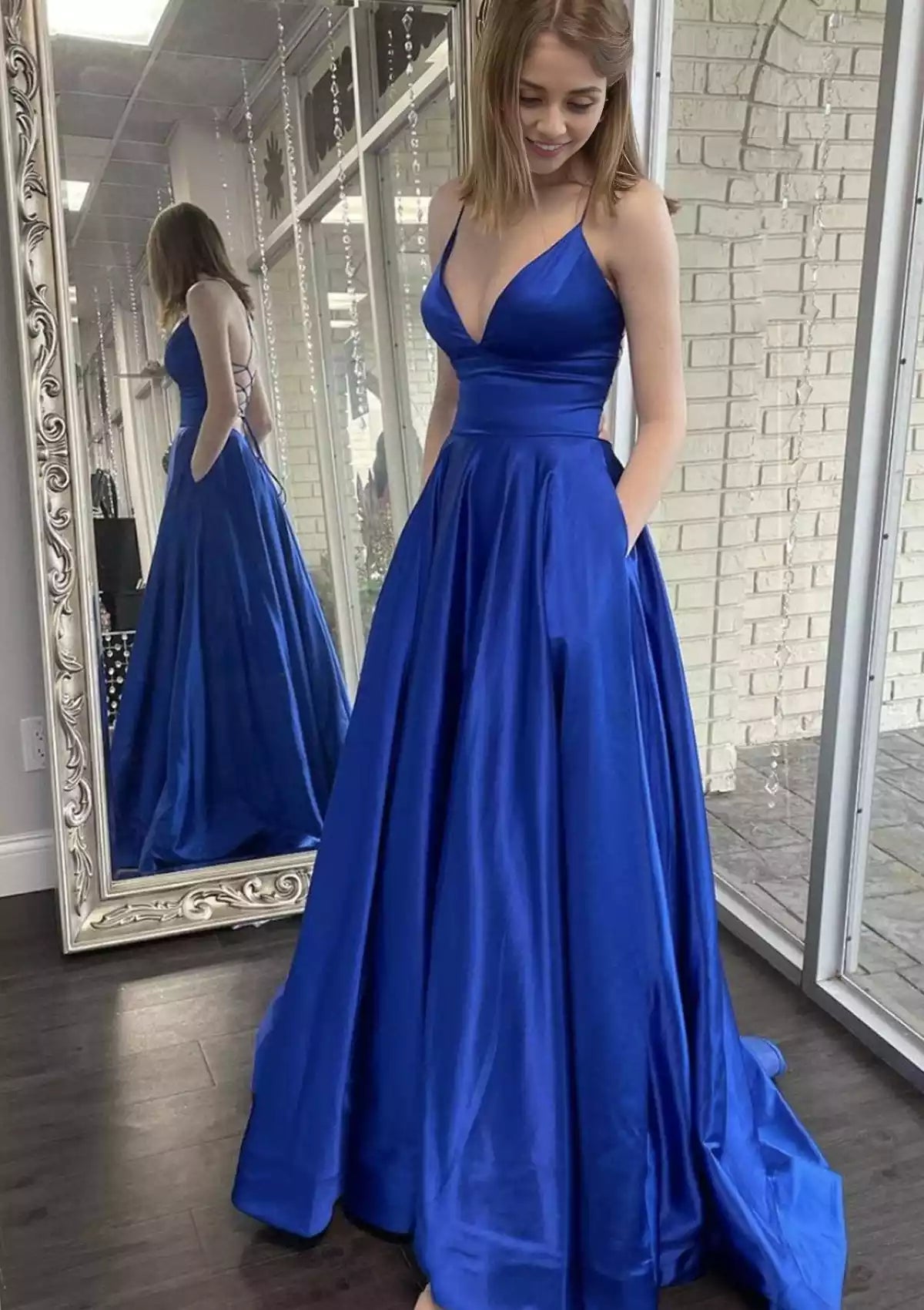 Encantadores vestidos de graduación clásicos de corte en A, con escote en V, tirantes finos y elegante caída de satén fluido