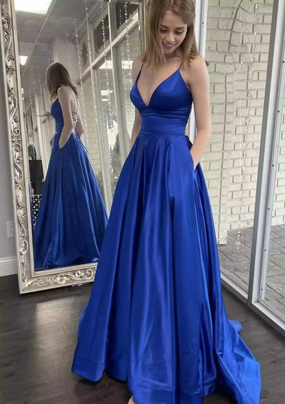 Encantadores vestidos de graduación clásicos de corte en A, con escote en V, tirantes finos y elegante caída de satén fluido