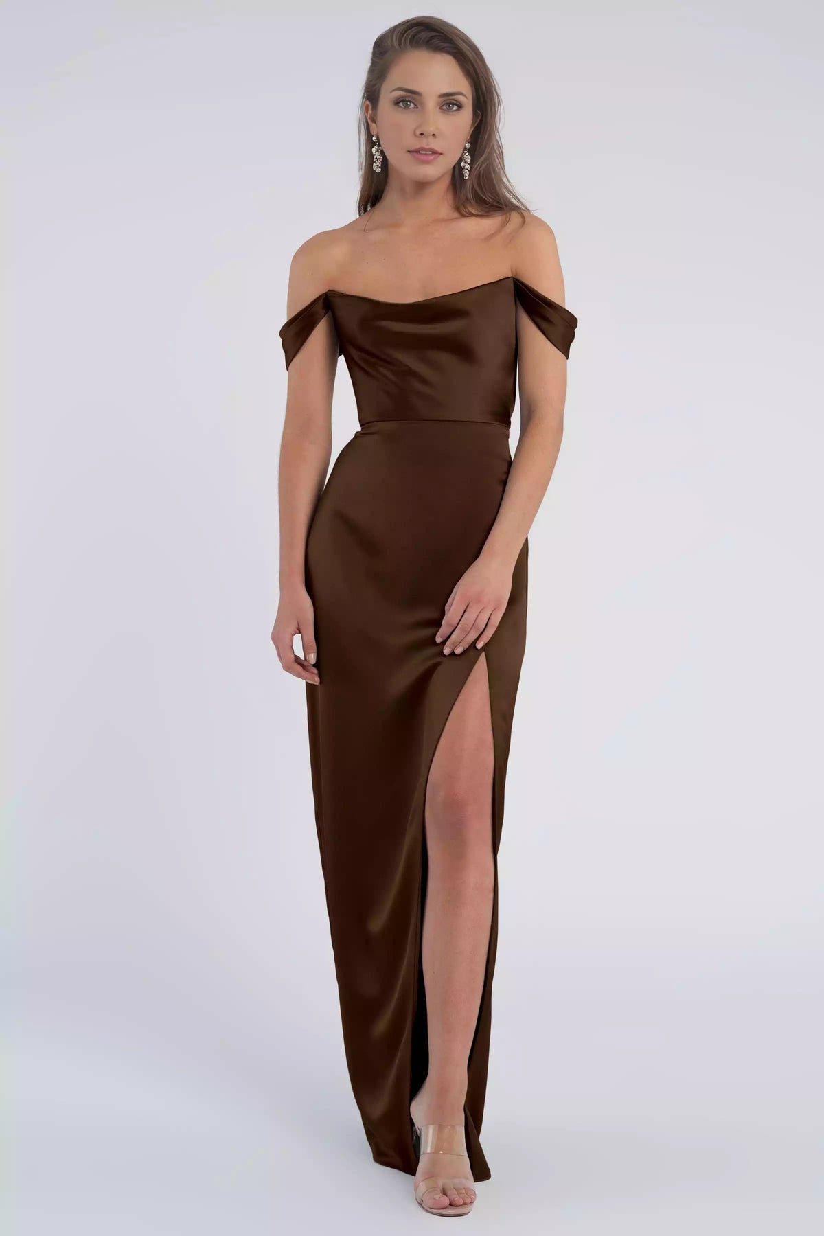 Robe de bal coupée en diagonale, confectionnée dans un tissu crêpe à motif galets, fluide et élégant, avec une encolure tombante et des détails de corset ajustés