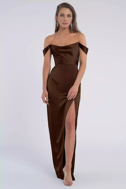 Robe de bal coupée en diagonale, confectionnée dans un tissu crêpe à motif galets, fluide et élégant, avec une encolure tombante et des détails de corset ajustés
