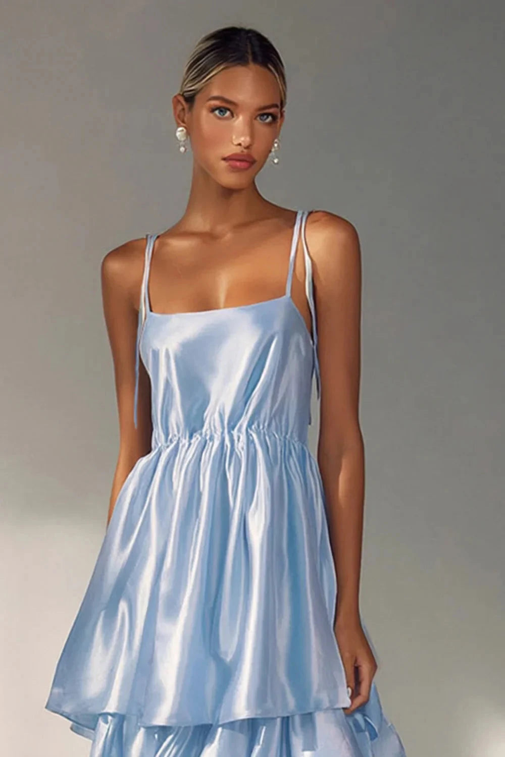 Elegante vestido de noche de tirantes finos con falda de satén de volantes escalonados