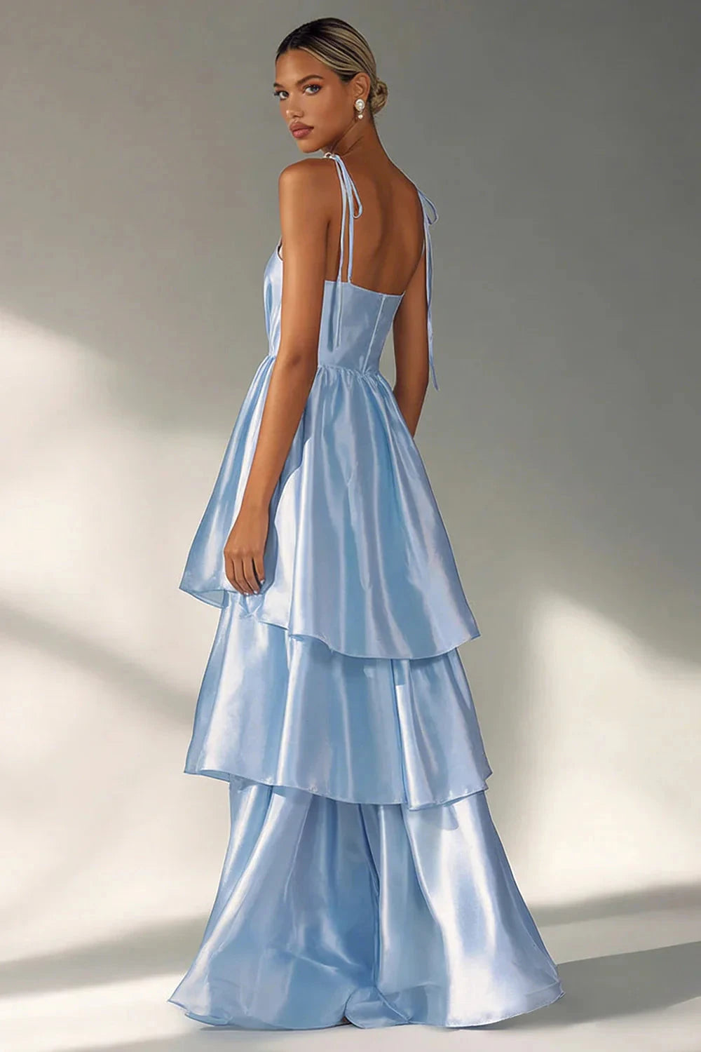 Elegante vestido de noche de tirantes finos con falda de satén de volantes escalonados