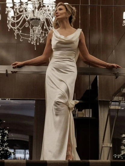 Vestido de novia de satén con cuello drapeado, espalda con drapeado extragrande, abertura alta en el muslo y silueta entallada