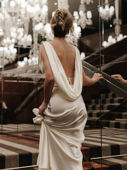 Vestido de novia de satén con cuello drapeado, espalda con drapeado extragrande, abertura alta en el muslo y silueta entallada