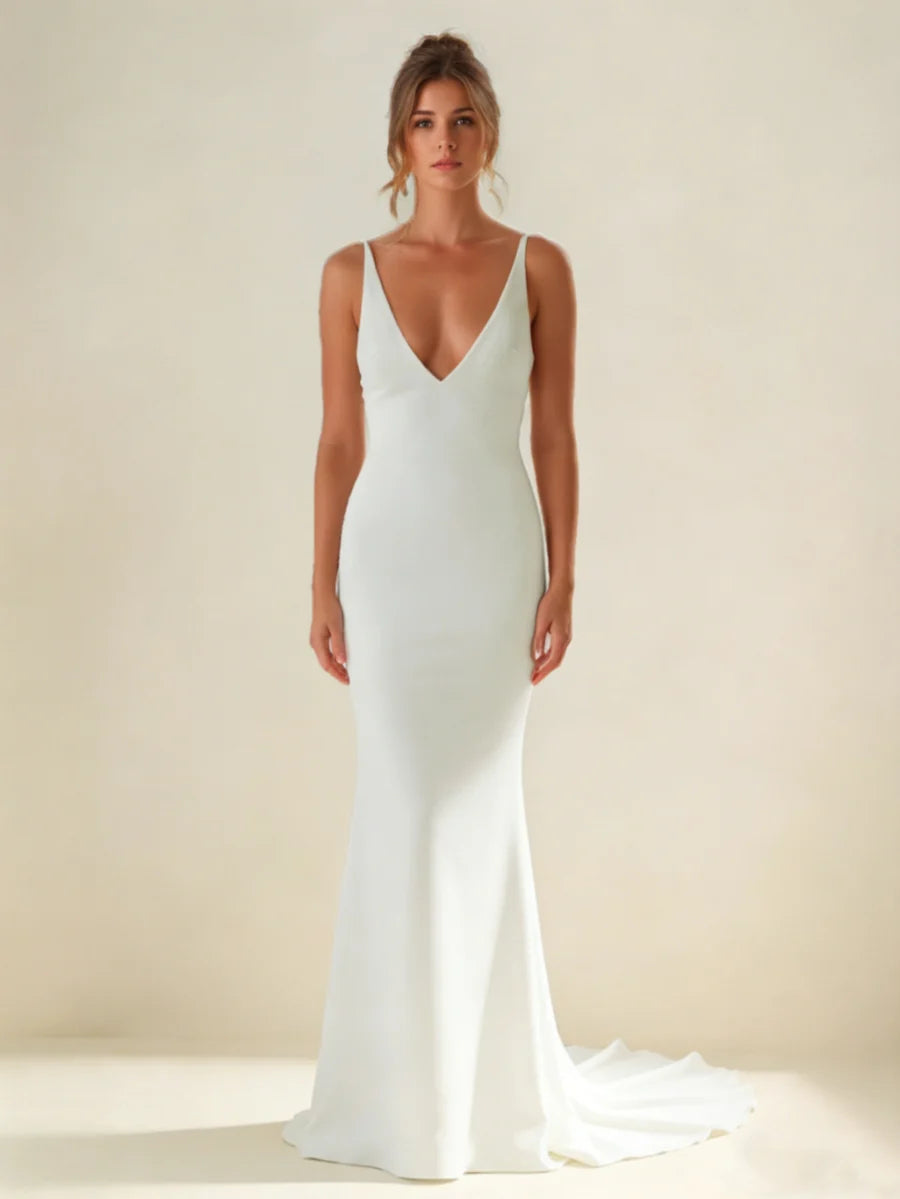 Vestido de novia de crepé con escote en V profundo, tirantes finos, espalda drapeada y cola sirena