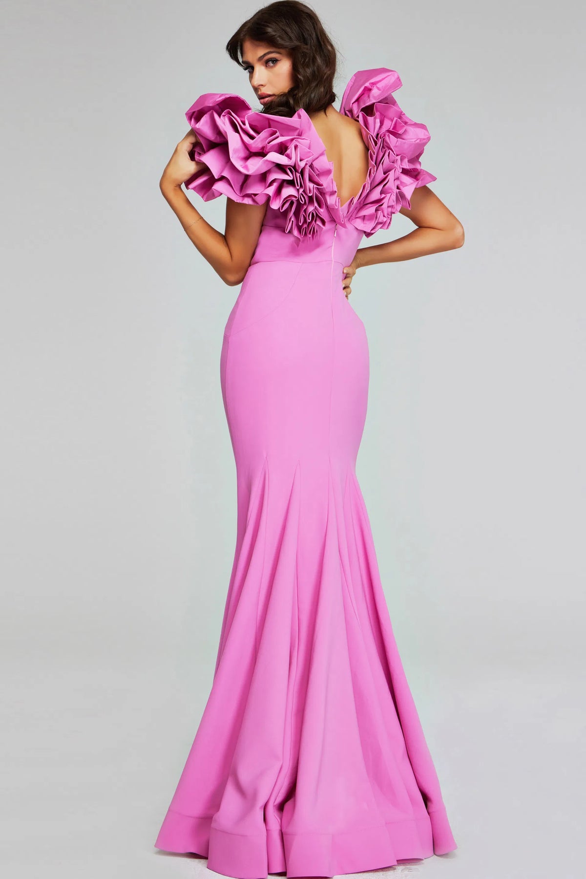 Vestido de noche espectacular con escote en V profundo, hombros de volantes extragrandes y cola de sirena