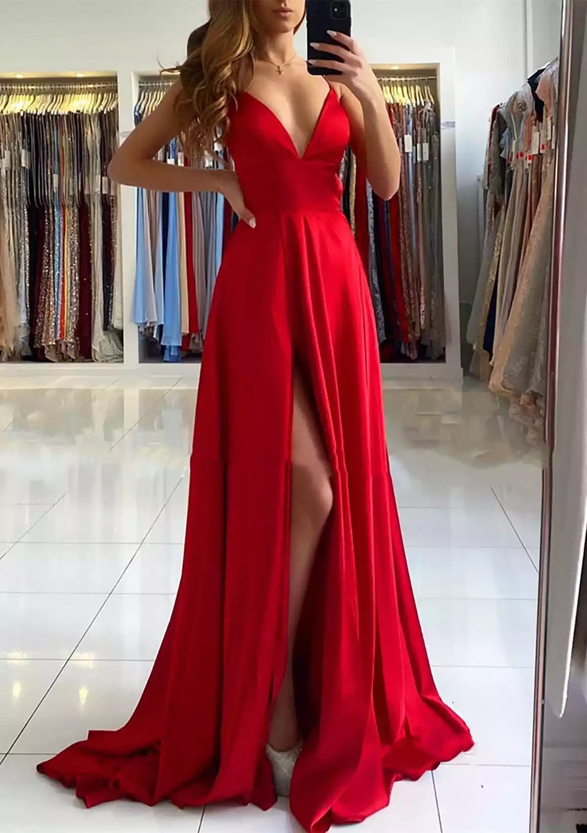 Elegantes vestidos de graduación de satén sin mangas con escote en V, corte en A y abertura larga
