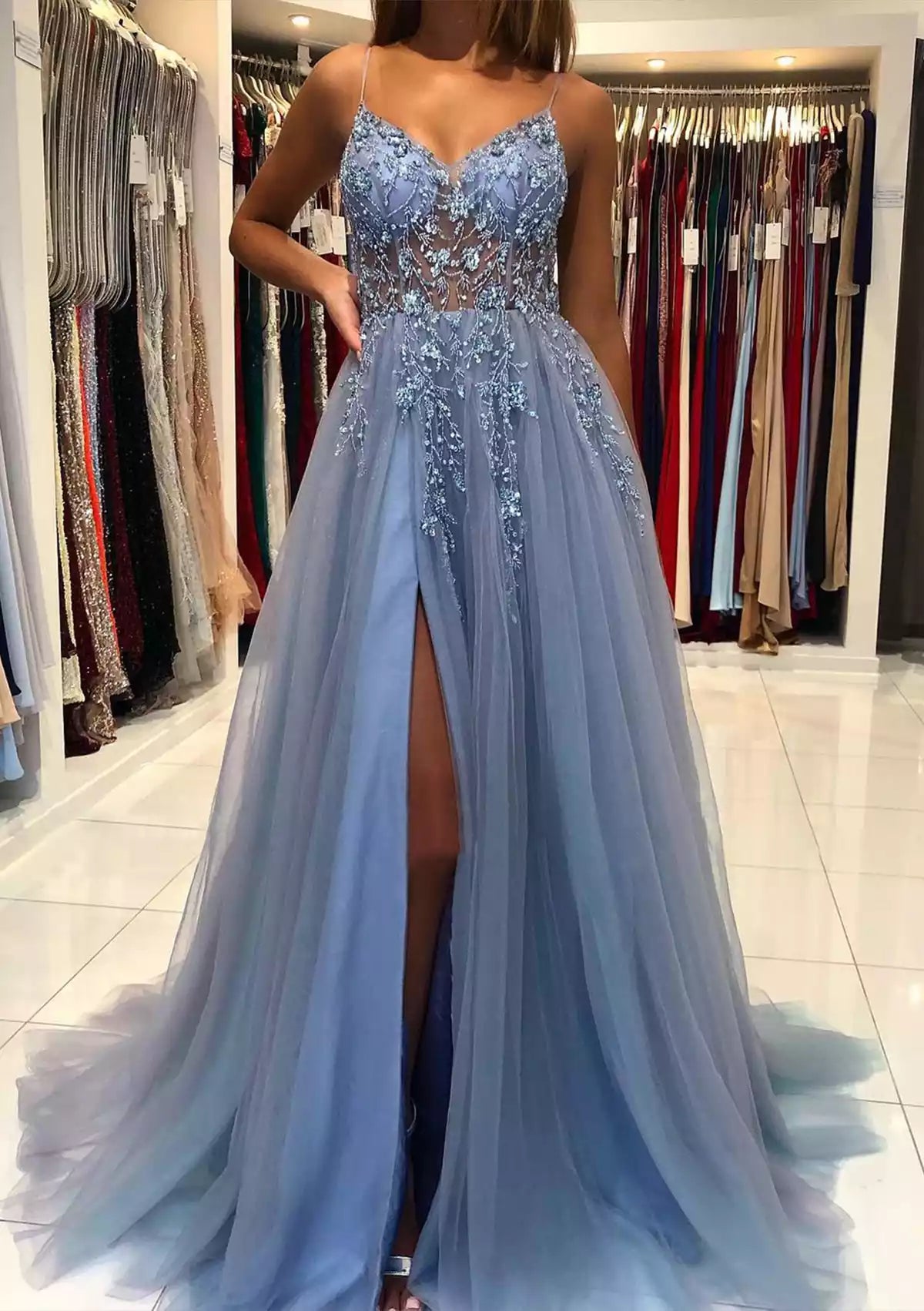 Elegantes vestidos de graduación de corte en A con escote en V, tirantes finos, cola de gasa, lentejuelas, cuentas y abertura