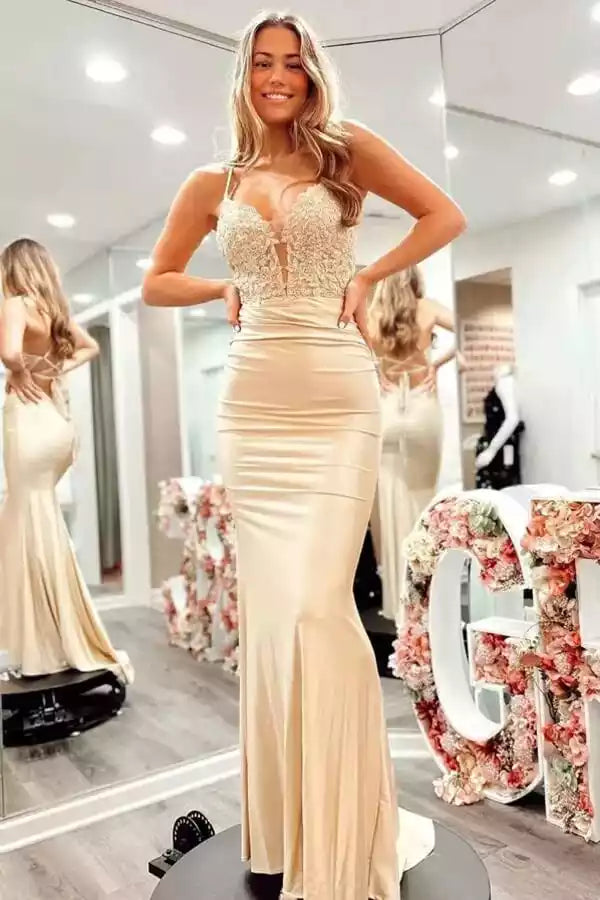 Elegante vestido de sirena de satén color champán con corpiño de encaje y espalda con cordones