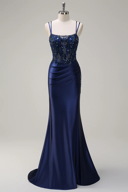 Elegante vestido de noche de satén con escote cuadrado, tirantes finos dobles, encaje de pedrería, espalda cruzada y cola