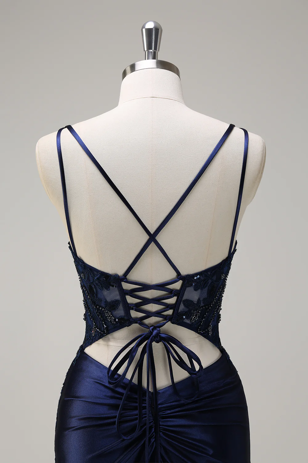 Elegante vestido de noche de satén con escote cuadrado, tirantes finos dobles, encaje de pedrería, espalda cruzada y cola