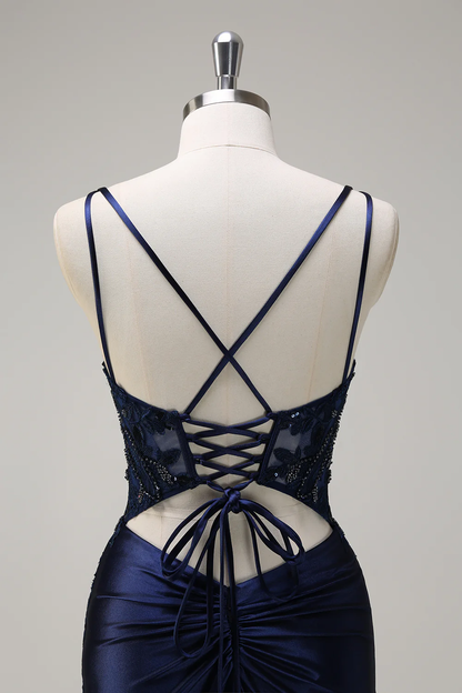 Elegante vestido de noche de satén con escote cuadrado, tirantes finos dobles, encaje de pedrería, espalda cruzada y cola