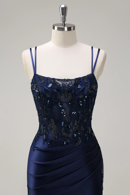 Elegante vestido de noche de satén con escote cuadrado, tirantes finos dobles, encaje de pedrería, espalda cruzada y cola