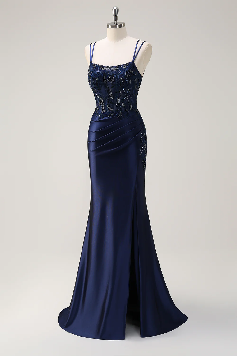 Elegante vestido de noche de satén con escote cuadrado, tirantes finos dobles, encaje de pedrería, espalda cruzada y cola